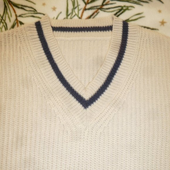 Women's Super soft V-neck  Ribbed  Knitted White Sweater Sz M( 6 US) - Picture 3 of 6